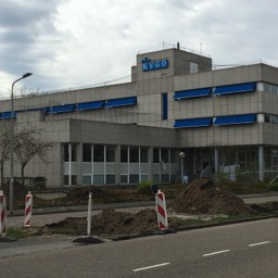 Amstelveen KVGO gebouw Kusters Netten Amstelveen anti meeuwen netten over de daken in afwachting van de sloop van het ondertussen gesloopte gebouw