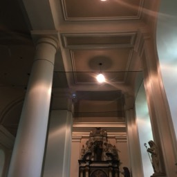 Beverlo Kusters netten in een kerk tegen vallende plafond delen