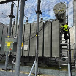 Kusters netten Heereveen Qirion hoogspanning trafo's  afgeschermd tegen vogels met vlamvertragende netten van Kusters Nettenbedrijf BV