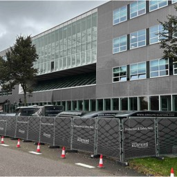 HVA Amsterdam Kusters nettenbedrijf plaatste hier netten tegen vallende tegeltjes, vlamvertragende netten, steenslag netten van Kusters